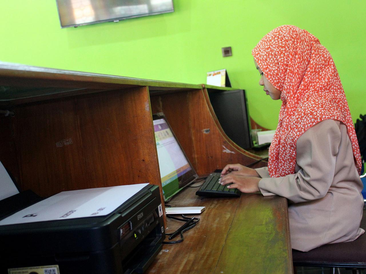 Literacy digital gap bridging indonesia young girls Peningkatan literasi digital masyarakat indonesia