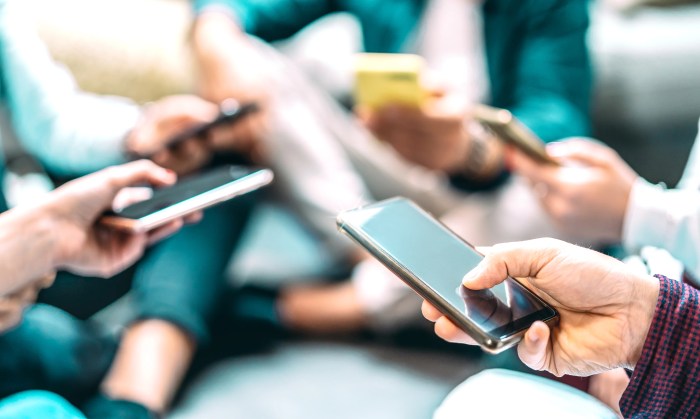 People phone use interaction avoid study pretend lifestyle jakarta shares