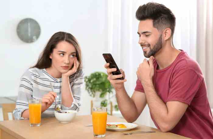 Smartphones relationships hurt loving connection tech smart help