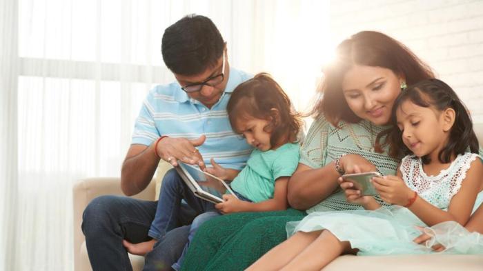 Dampak penggunaan smartphone terhadap interaksi sosial keluarga