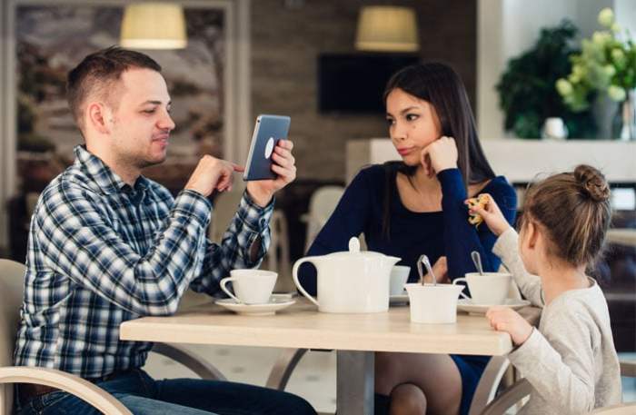 Smartphone sebagai penghambat interaksi tatap muka yang berkualitas