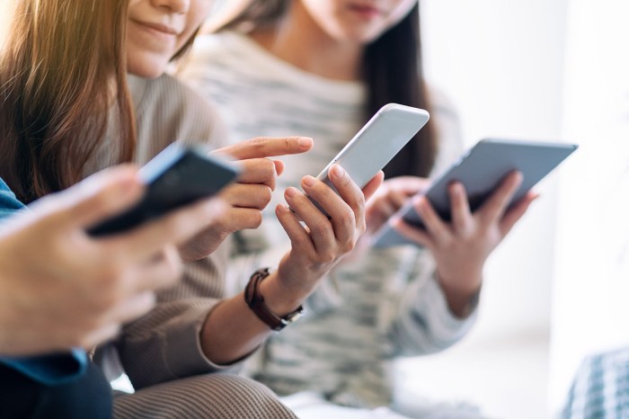 Pengaruh kecanduan smartphone pada hubungan pertemanan remaja