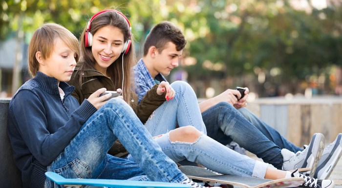 Pengaruh kecanduan smartphone pada hubungan pertemanan remaja